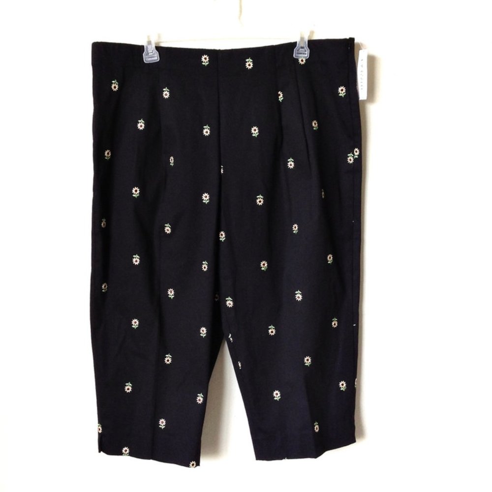 KIM ROGERS-Black Embroidered "SUNFLOWER" Capris